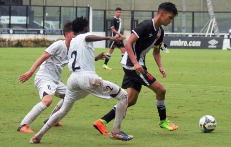 Capitão do sub-15, João Vitor festeja primeiro gol em São Januário